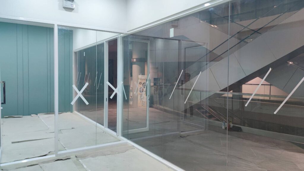 งานกระจกห้างคลีนิค