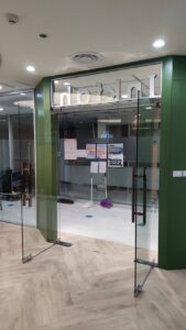 งานกระจกห้างคลีนิค