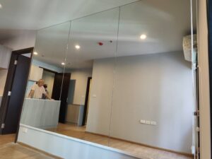 กระจกเงาบ้านอาคารคอนโดและผนังห้องน้ำ