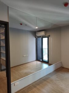 กระจกเงาบ้านอาคารคอนโดและผนังห้องน้ำ