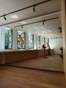 กระจกเงาบ้านอาคารคอนโดและผนังห้องน้ำ