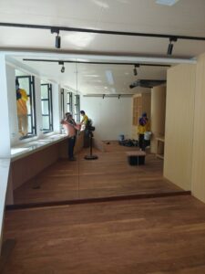 กระจกเงาบ้านอาคารคอนโดและผนังห้องน้ำ