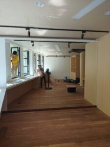 กระจกเงาบ้านอาคารคอนโดและผนังห้องน้ำ