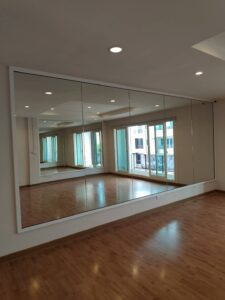 กระจกเงาบ้านอาคารคอนโดและผนังห้องน้ำ