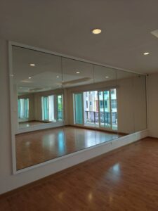 กระจกเงาบ้านอาคารคอนโดและผนังห้องน้ำ