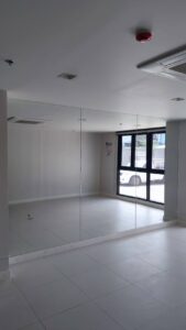 ชุดกระจกเงาบ้านอาคารคอนโดและผนังห้องน้ำ