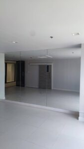 ชุดกระจกเงาบ้านอาคารคอนโดและผนังห้องน้ำ