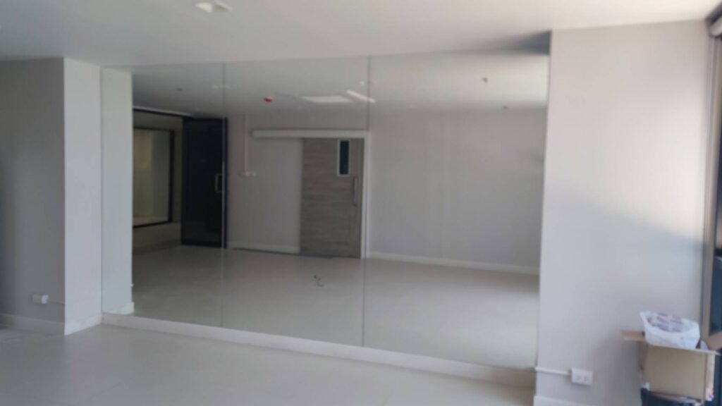 ชุดกระจกเงาบ้านอาคารคอนโดและผนังห้องน้ำ