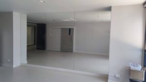 ชุดกระจกเงาบ้านอาคารคอนโดและผนังห้องน้ำ